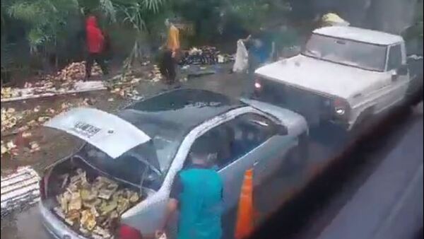 ¡Aijue! Volcó un camión con vinos en cartón y lo saquearon