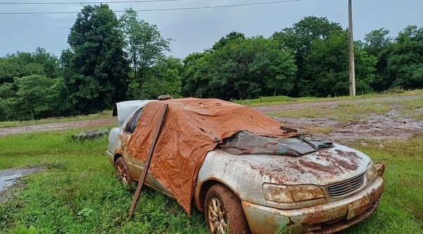 Vehículo sufre vuelco y vecinos afirman que niño de 10 años iba al volante - Noticiero Paraguay