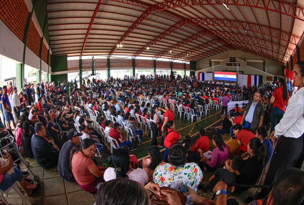 Gobierno beneficia a familias de Caaguazú con aportes, implementos agrícolas, insumos médicos y viviendas • RADIO NACIONAL