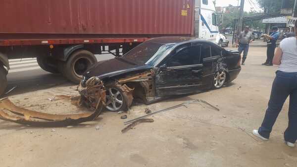 CAMIÓN Y AUTOMÓVIL PROTAGONIZARON APARATOSA COLISIÓN EN ENCARNACIÓN - Itapúa Noticias