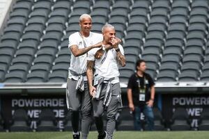 Tensión en Mineiro: Deyverson y Eduardo Vargas se trenzaron en pleno entrenamiento