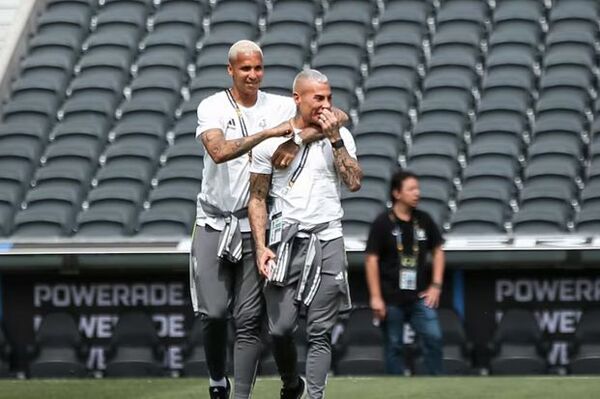 Tensión en Mineiro: Deyverson y Eduardo Vargas se trenzaron en pleno entrenamiento