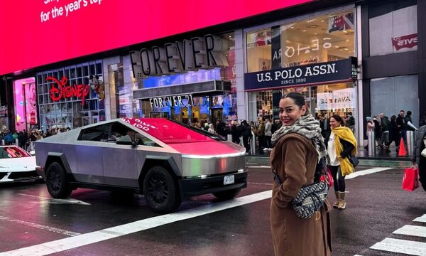 ¡Apénami! Larissa Riquelme ya está aplanando las calles de Manhattan