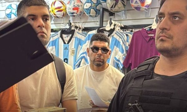 Con apoyo policial, Néstor Ortigoza recuperó sus ropas que su ex esposa vendió