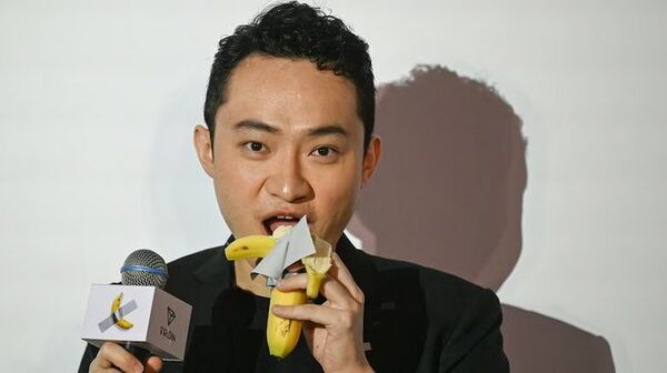 Se comió una obra de arte: El empresario que compró una banana por 6,2 millones de dólares cumplió su promesa