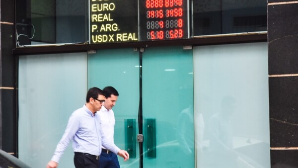 Ven que dólar apunta a seguir estable en último tramo del año