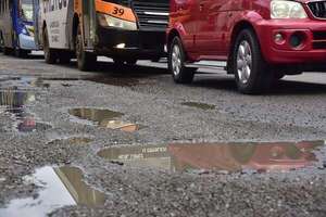 Más baches sobre Mariscal López: asfalto está destruido en la esquina del Buen Pastor - Nacionales - ABC Color