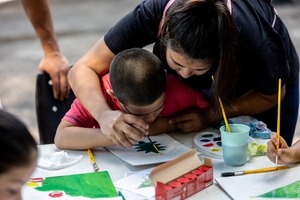 Niños artistas llenan de color la Navidad con tarjetas solidarias
