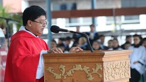Sacerdote pide a jóvenes que sean protagonistas y reclama a políticos por "frustrar sueños"