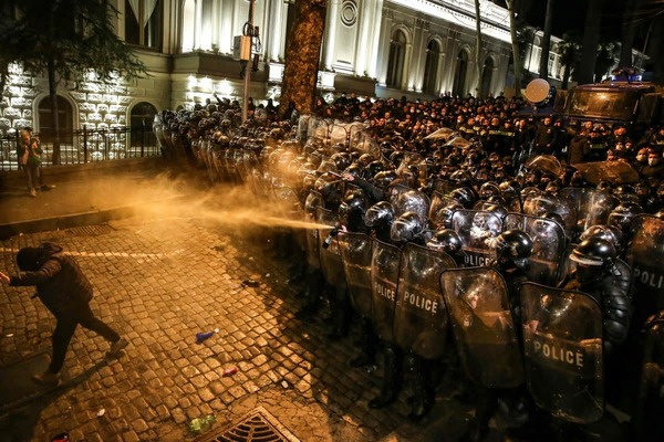 Segunda noche consecutiva de protestas en Georgia: más de 100 detenidos - 1000 Noticias