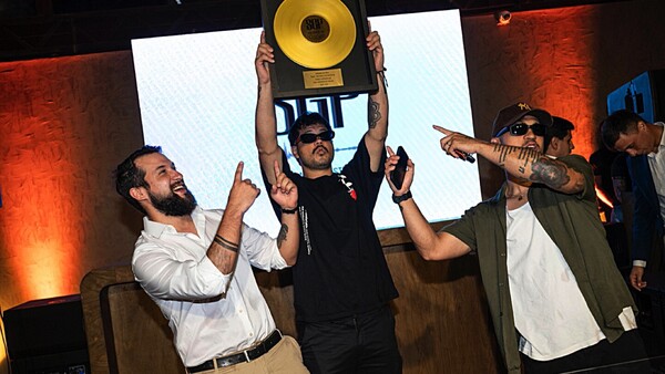 Músicos nacionales reciben certificación por streaming
