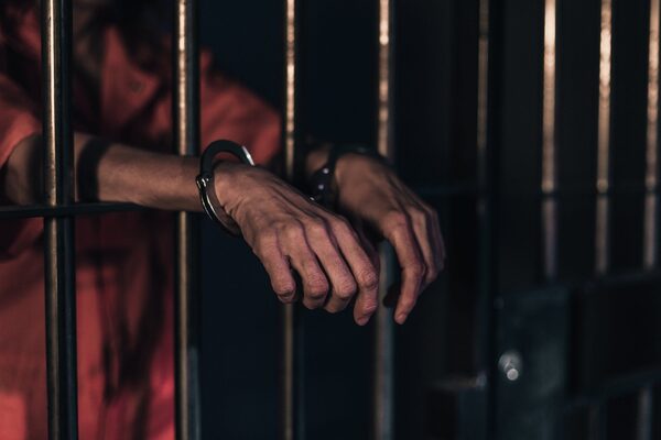 Madre e hijo, condenados a prisión por abusar de una menor - 1000 Noticias