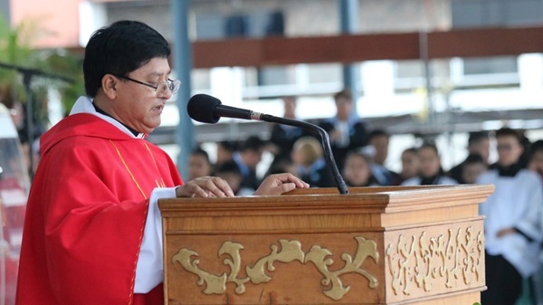 Sacerdote insta a jóvenes a liderar cambios y critica vacíos políticos