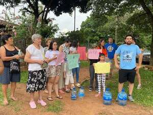 Casi dos meses sin agua potable: vecinos de Fernando de la Mora exigen respuesta de Essap - Nacionales - ABC Color