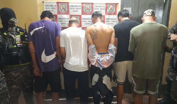 Cuatro jóvenes y un adolescentes capturados tras flagrante robo agravado en Luque - Policiales - ABC Color