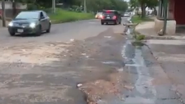 Avenida Avelino Martínez se encuentra en deplorable estado y pone en riesgo a vecinos y vehículos - SNT