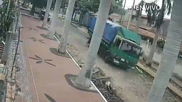 Un conductor queda herido tras el vuelco de un camión en San Antonio
