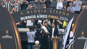 Novak Djokovic presenta el trofeo en la final de la Copa Libertadores