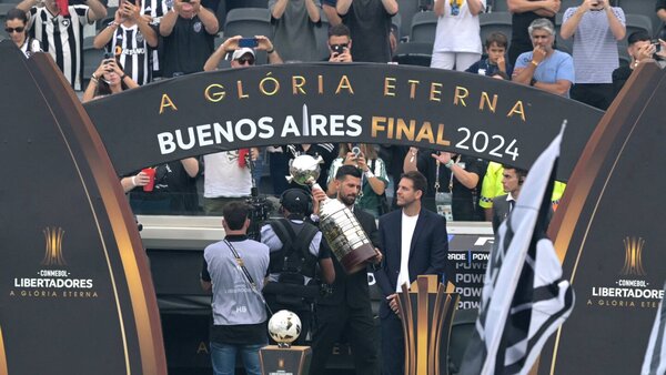 Novak Djokovic presenta el trofeo en la final de la Copa Libertadores