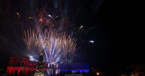 La Nación / Árbol navideño ya ilumina el Palacio de López