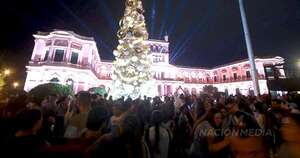 La Nación / Brillan las luces de Navidad en el Palacio de López