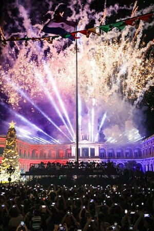 Arrancó la "Guarania de Navidad" con encendido del árbol en el Palacio - .::Agencia IP::.
