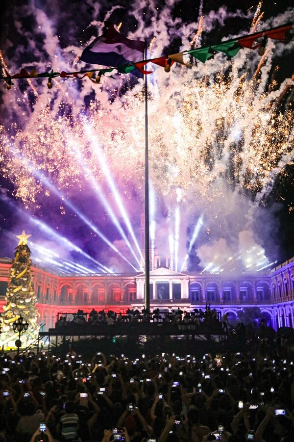 Arrancó la "Guarania de Navidad" con encendido del árbol en el Palacio - .::Agencia IP::.
