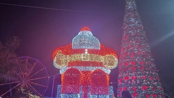 Multitudinaria inauguración del árbol navideño en Ciudad del Este