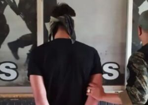 Joven circulaba en un automóvil con chapa adulterada y marihuana a bordo