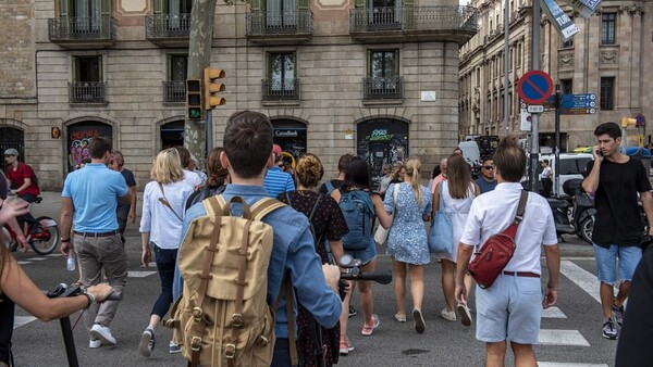 España activa el registro de viajeros en medio de críticas del sector turístico