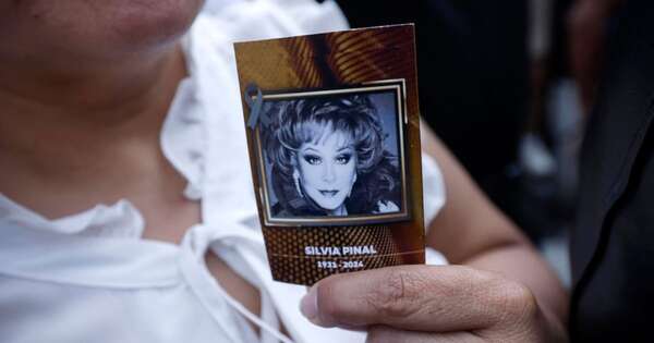 Diario HOY | México homenajea y despide a la “única e irrepetible” diva del cine Silvia Pinal