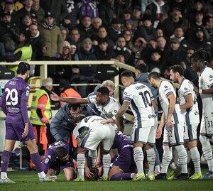 Versus / Conmoción en Italia: Un jugador de Fiorentina se desvanece y se suspende el duelo ante Inter