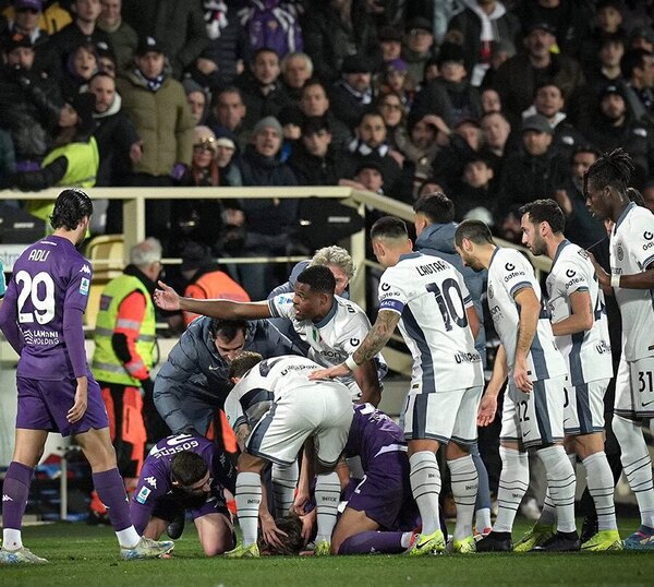 Versus / Conmoción en Italia: Un jugador de Fiorentina se desvanece y se suspende el duelo ante Inter