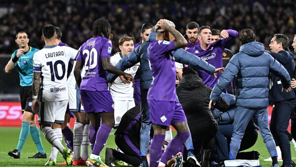 Jugador de Fiorentina cae desplomado en pleno partido