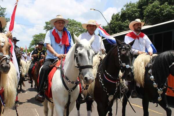 Tradicional “cabalgata de la fe” congregó a numerosos jinetes en Caacupé - Nacionales - ABC Color