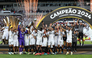 Versus / Futbolistas paraguayos vuelven a levantar la Copa Libertadores luego de 3 ediciones