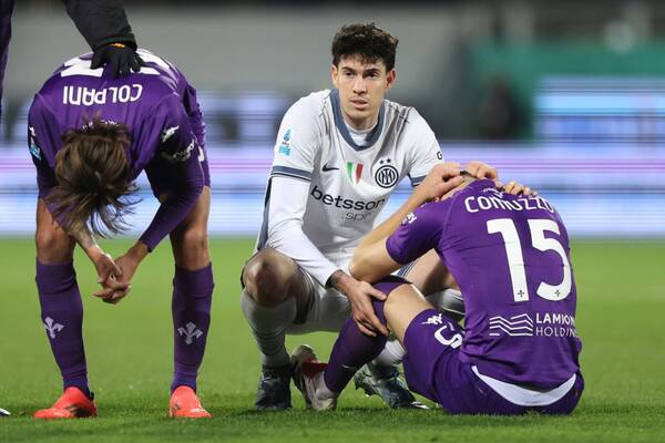 Futbolista colapsó en pleno partido y se suspendió Fiorentina-Inter - El Independiente