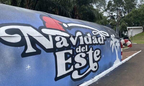 Ostentosamente CDE dio inició la navidad con el encendido de su papá Noel y árbol gigante