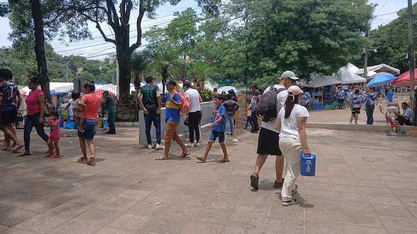 Caacupé: Imagen atrae a cientos de fieles pese al intenso calor - Nacionales - ABC Color