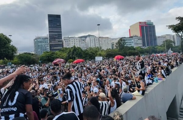 Versus / Botafogo celebra junto a miles de aficionados en Río de Janeiro el título de Libertadores