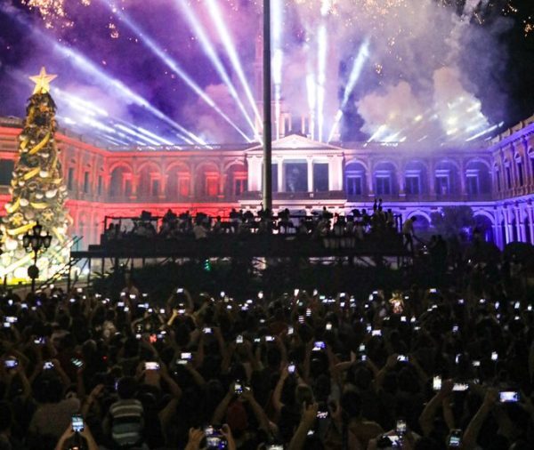Arrancó la «Guarania de Navidad» con encendido del árbol en el Palacio