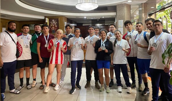 Luchadores paraguayos obtienen trece medallas en la Argentina