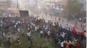 Decenas de muertos en altercados durante partido de fútbol en Guinea