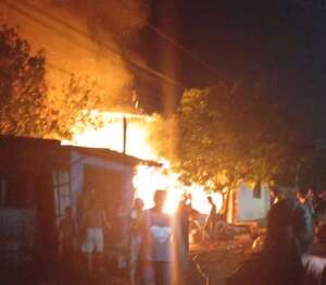 Video: voraz incendio arrasa con precarias viviendas en Lambaré - Policiales - ABC Color