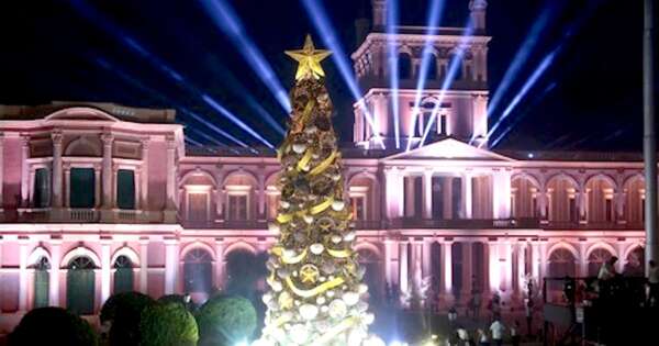 La Nación / Árbol navideño ya ilumina el Palacio