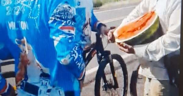 La Nación / Ciclistas que iban a Caacupé, hidratados con sandías