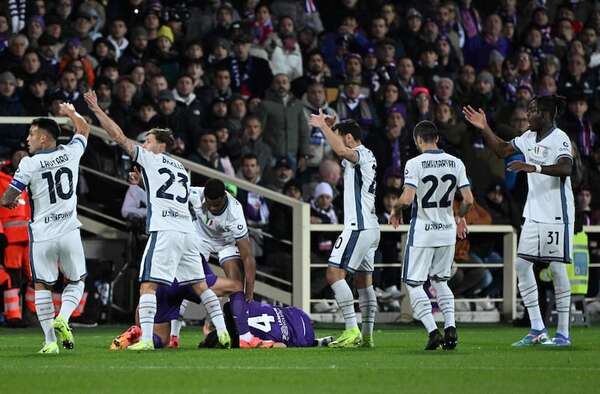 Futbolista de Fiorentina está consciente tras ataque epiléptico en pleno partido - Fútbol Internacional - ABC Color
