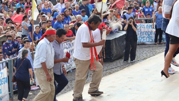 Critican que indígenas “tengan que ir mendigando por un poco de agua”