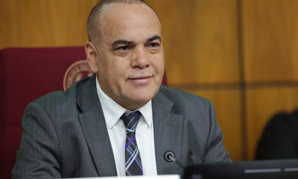 Cartistas planean modificar el reglamento para extender presidencia de “Bachi” Núñez en el Congreso