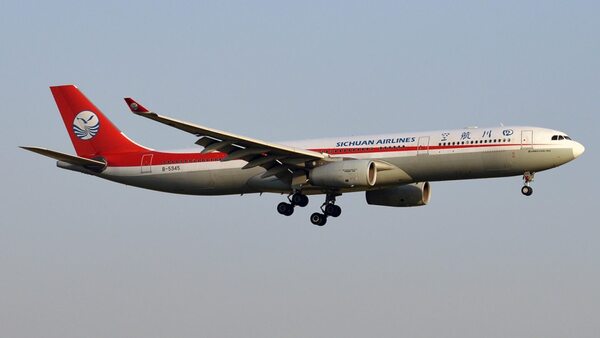 Un avión aterriza de emergencia en China por una batería portátil que empezó a echar humo